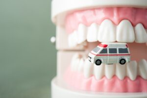 dental emergency, toothache, chipped tooth, knocked-out tooth, lost filling, dental abscess, emergency dental care, Blue Valley Smiles, Overland Park KS, dental tips